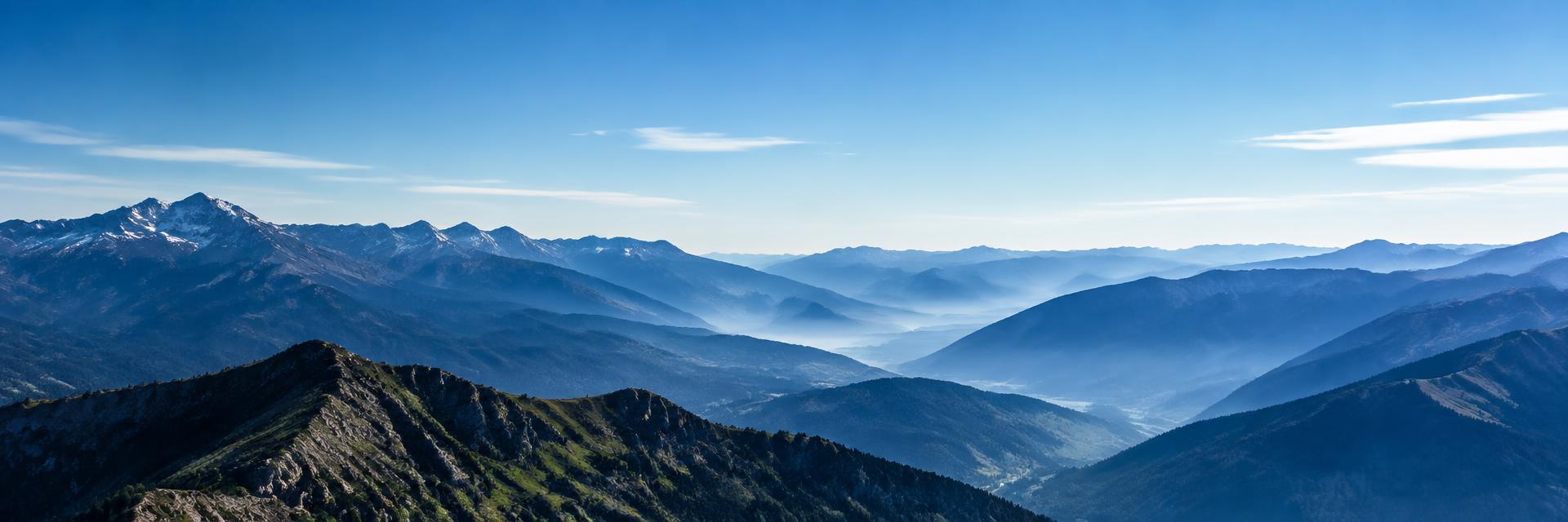 蓝色山脉远景